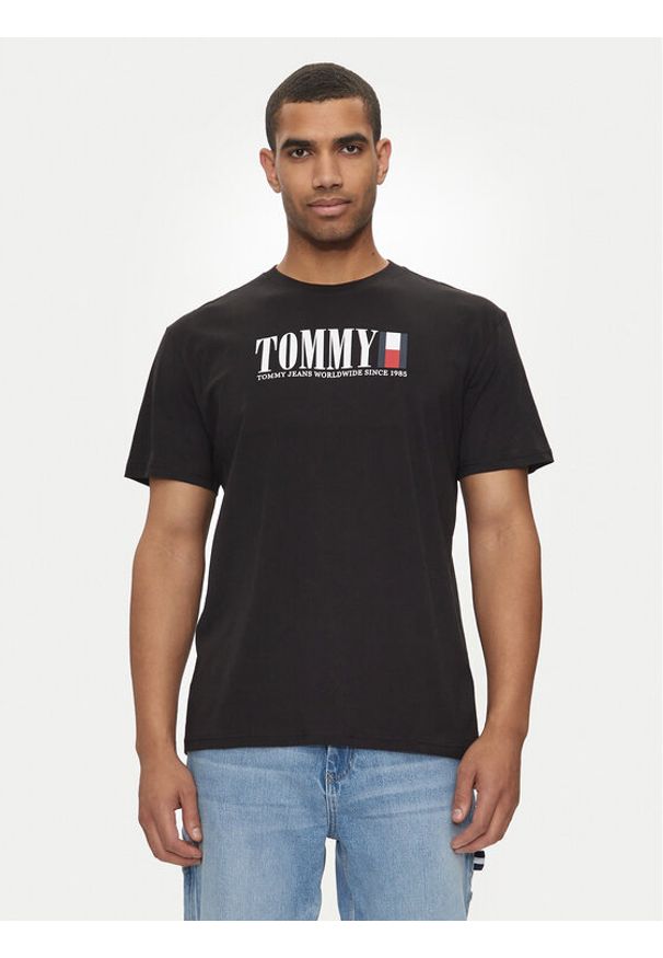 Tommy Jeans T-Shirt DNA Flag DM0DM18533 Czarny Regular Fit. Kolor: czarny. Materiał: bawełna