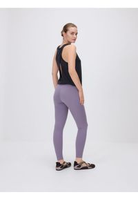 Reserved - Legginsy z szerokim pasem - ciemnofioletowy. Kolor: fioletowy. Materiał: dzianina