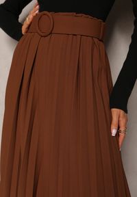 Renee - Brązowa Plisowana Spódnica Midi z Paskiem z Okrągłą Klamrą Narua. Kolor: brązowy. Styl: elegancki #4