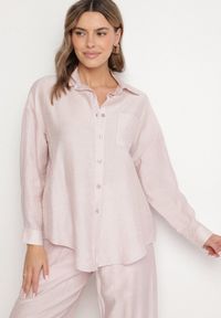Born2be - Jasnoróżowa Klasyczna Koszula o Kroju Oversize z Kieszonką Liorea. Okazja: do pracy, na spotkanie biznesowe, na co dzień. Typ kołnierza: kołnierzyk klasyczny. Kolor: różowy. Materiał: jeans. Długość rękawa: długi rękaw. Długość: długie. Styl: klasyczny #4