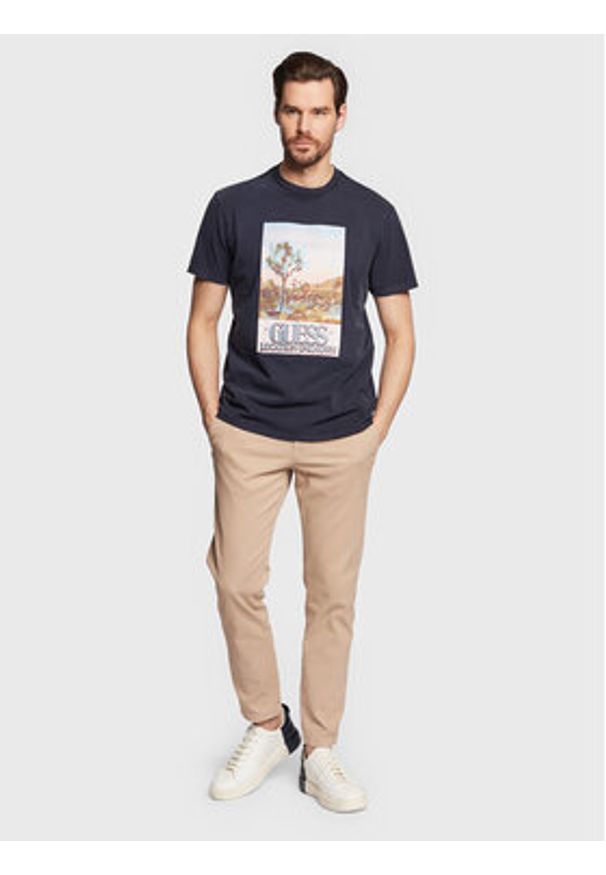 Guess T-Shirt Desert Photo M3GI74 KA260 Granatowy Regular Fit. Kolor: niebieski. Materiał: bawełna