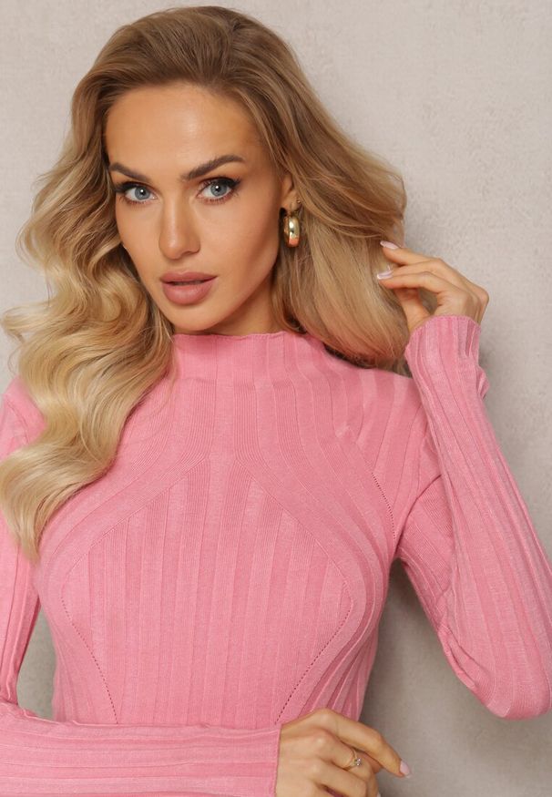 Renee - Ciemnoróżowy Golf w Prążki Xerxande. Typ kołnierza: golf. Kolor: różowy. Materiał: bawełna. Wzór: prążki. Sezon: zima, jesień