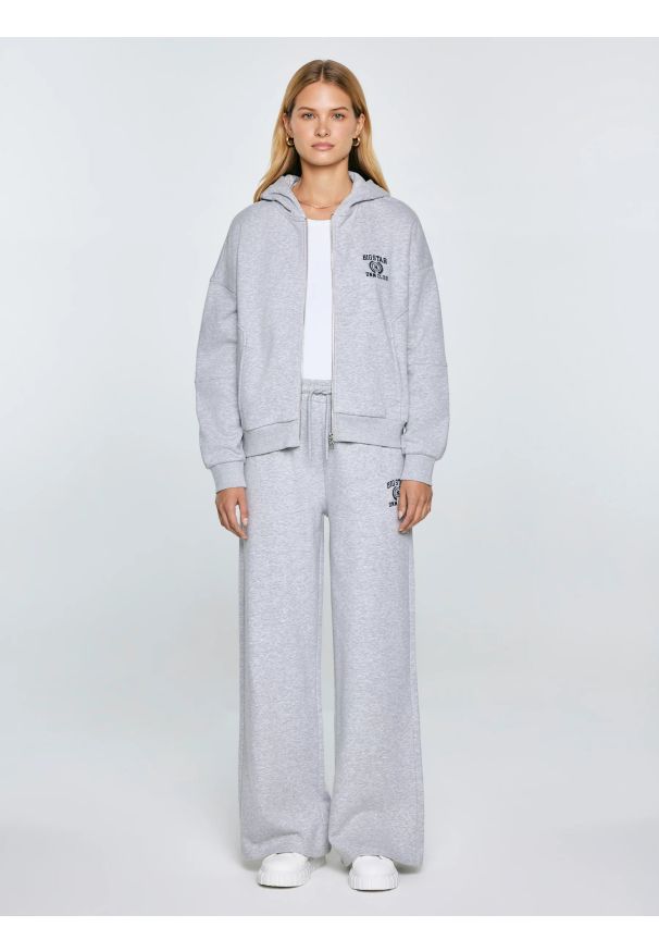 Big-Star - Bluza damska z kapturem rozpinana szara Madelina 901. Okazja: na spacer. Typ kołnierza: kaptur. Kolor: szary. Materiał: dzianina, jeans. Wzór: haft. Styl: elegancki, sportowy
