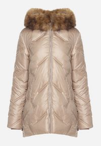 Born2be - Beżowa Pikowana Kurtka z Kapturem i Odpinanym Futerkiem Sagisia. Okazja: na co dzień. Typ kołnierza: kaptur. Kolor: beżowy. Materiał: futro. Długość rękawa: długi rękaw. Długość: długie. Styl: elegancki, casual #3