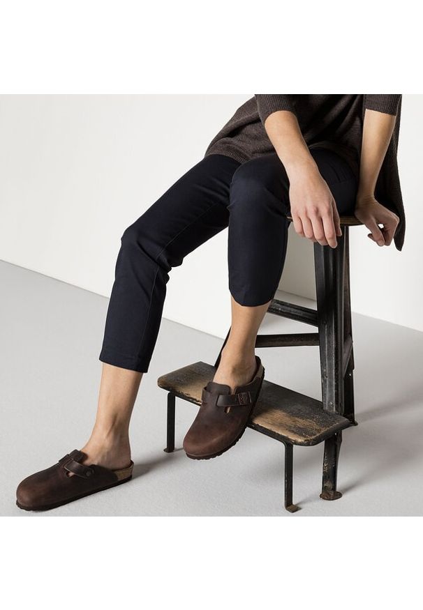 Birkenstock - BIRKENSTOCK BOSTON SFB LEOI HABANA Klapki damskie. Okazja: na co dzień, do pracy, na spacer. Kolor: brązowy. Styl: casual