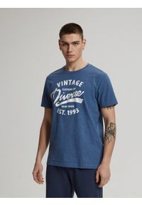 Diverse - T-shirt męski z nadrukiem ASSAJ VII S1816 - granatowy. Kolor: niebieski. Materiał: poliester, bawełna. Wzór: nadruk