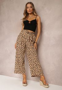 Renee - Ciemnobeżowe Spodnie Ianthestra. Stan: podwyższony. Kolor: beżowy. Materiał: tkanina, materiał. Styl: elegancki