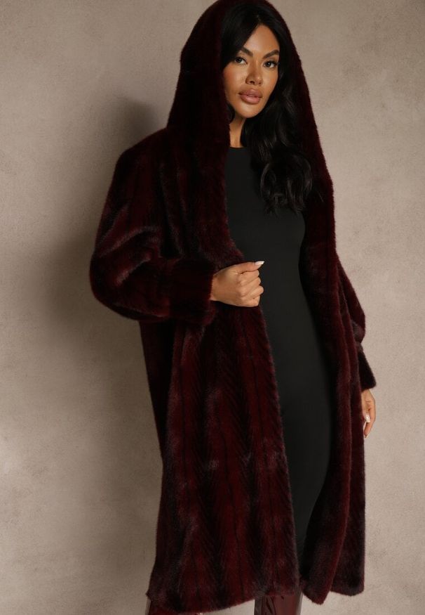 Renee - Bordowy Futrzany Płaszcz z Kapturem Zdobiony Pionowym Wzorem Elrinrahne. Typ kołnierza: kaptur. Kolor: czerwony. Materiał: futro. Długość rękawa: długi rękaw. Wzór: aplikacja. Styl: klasyczny