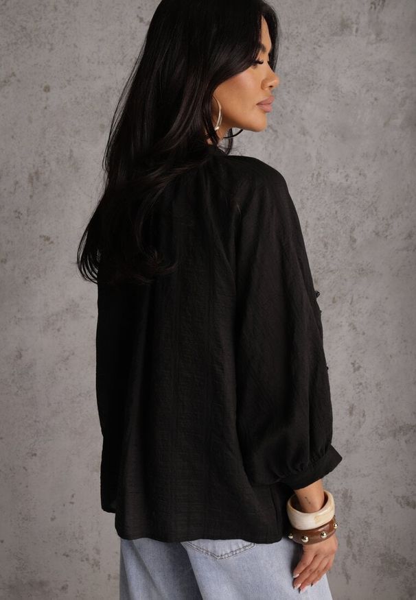 Renee - Czarna Wiązana Bluzka w Stylu Boho z Tencelu z Koralikami i Koronką Helotis. Okazja: na co dzień. Kolor: czarny. Materiał: koronka. Wzór: koronka. Styl: boho