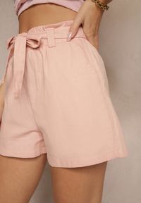 Renee - Różowe Szorty z Bawełny High Waist Ozdobione Paskiem Lioziera. Okazja: na co dzień, na spacer. Stan: podwyższony. Kolor: różowy. Materiał: bawełna. Wzór: aplikacja. Sezon: lato. Styl: casual, elegancki #3