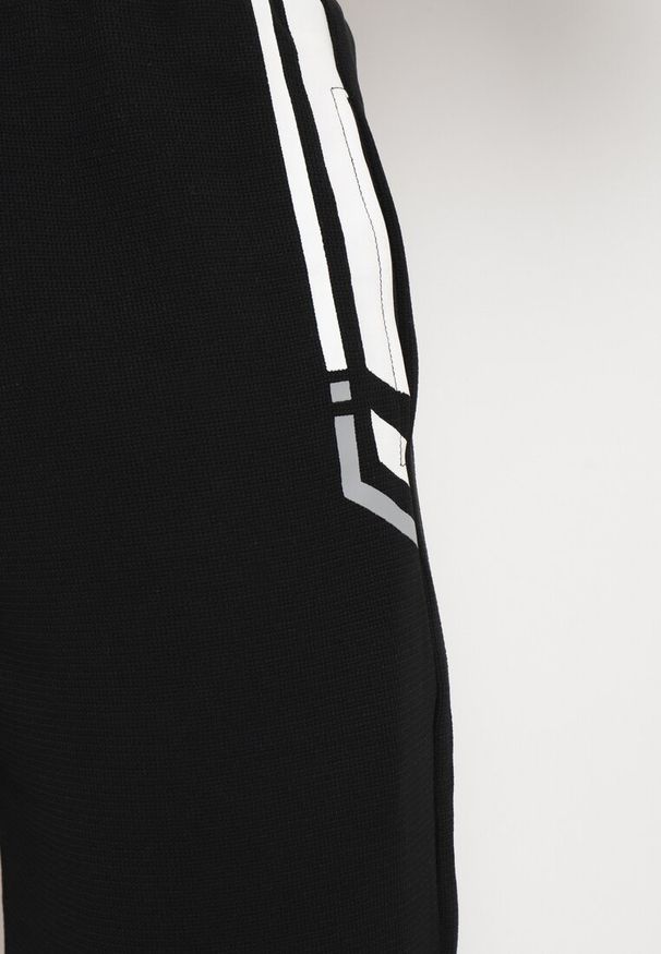 Born2be - Czarne Szorty Sportowe z Ozdobnymi Wstawkami i Gumką w Pasie Strila. Kolor: czarny. Styl: sportowy