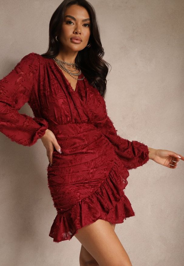 Renee - Bordowa Koronkowa Sukienka o Kopertowym Kroju z Bufiastymi Rękawami i Falbanką Femeriana. Kolor: czerwony. Materiał: koronka. Typ sukienki: kopertowe. Styl: elegancki