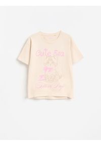 Reserved - Luźny t-shirt z nadrukiem - beżowy. Kolor: beżowy. Materiał: bawełna. Wzór: nadruk