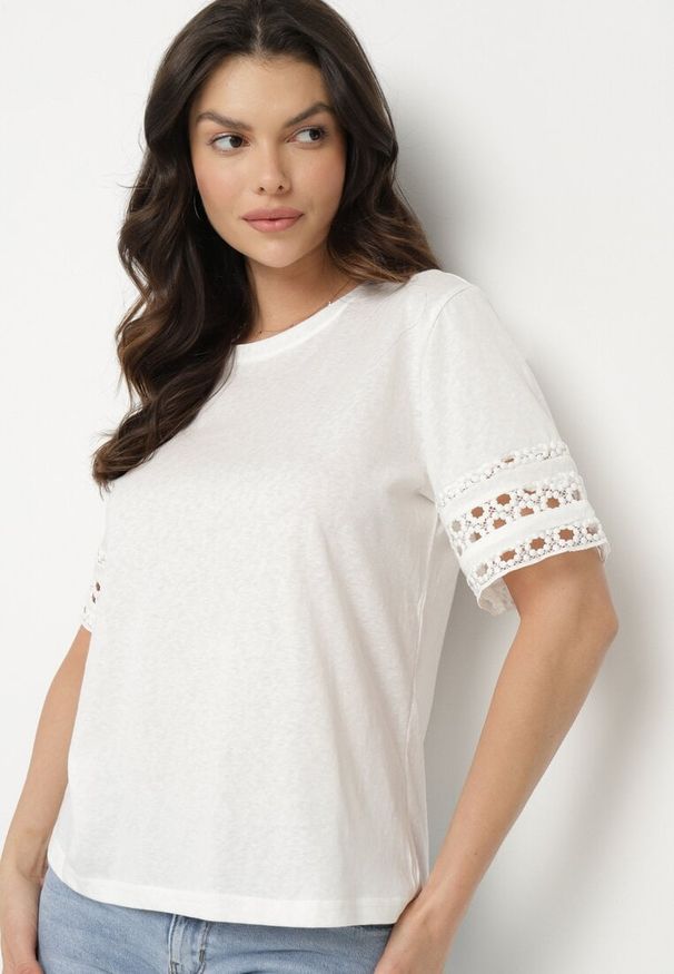 Born2be - Biały T-shirt z Bawełny Ozdobiony Ażurowym Wzorem Valreia. Okazja: na co dzień. Kolor: biały. Materiał: bawełna. Wzór: aplikacja, ażurowy. Styl: casual
