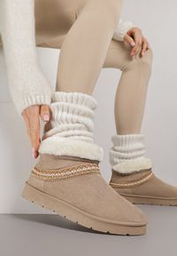 Born2be - Ciemnobeżowe Wsuwane Śniegowce z Imitacji Zamszu Zdobione Haftem i Futerkiem Zetesse. Okazja: na co dzień. Zapięcie: bez zapięcia. Kolor: beżowy. Materiał: zamsz, futro. Wzór: haft, aplikacja. Sezon: zima. Styl: casual, elegancki #1