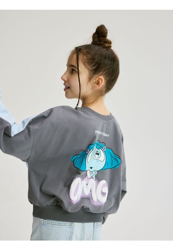 Reserved - Dwukolorowa koszulka Inside Out - wielobarwny. Materiał: dzianina, bawełna