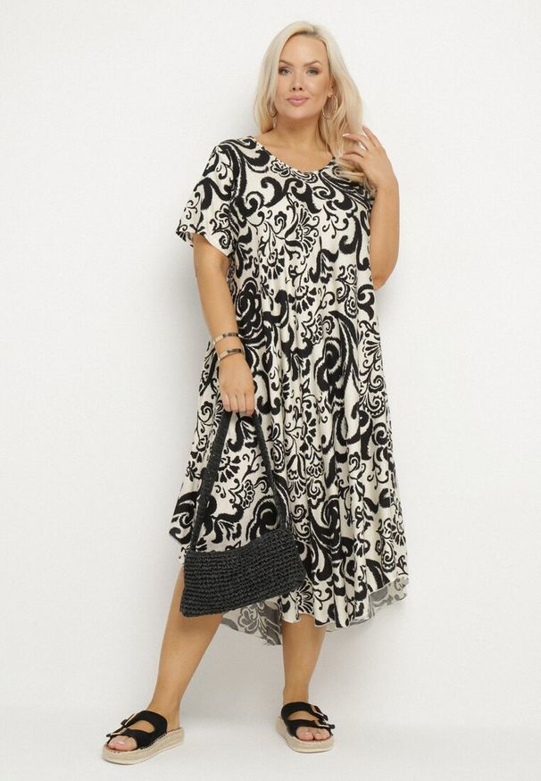 Born2be - Czarna Rozkloszowana Sukienka z Wiskozy z Geometrycznym Wzorem Emisova. Okazja: na co dzień. Kolor: czarny. Materiał: wiskoza. Długość rękawa: krótki rękaw. Wzór: geometria. Styl: casual, elegancki