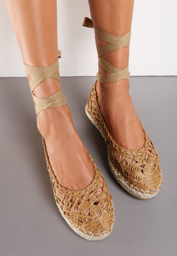 Renee - Brązowe Balerinki z Imitacji Skóry o Plecionym Fasonie ze Sznurowaniami Wokół Kostki Elluna. Kolor: brązowy. Materiał: skóra. Styl: elegancki