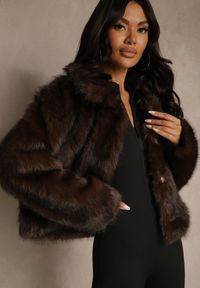 Renee - Brązowa Kurtka Futerko o Fasonie Cropped z Kołnierzem Abentia. Okazja: na co dzień. Kolor: brązowy. Materiał: futro. Sezon: zima. Styl: casual #5