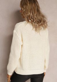 Renee - Jasnobeżowy Klasyczny Sweter z Modnym Splotem Wykończony Ściągaczami Viala. Kolor: biały. Wzór: ze splotem. Sezon: jesień, zima. Styl: klasyczny #4