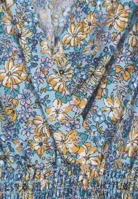 Renee - Jasnoniebieska Kwiecista Sukienka Midi z Wiskozy Bez Rękawów z Gumkami w Talii Sarunna. Okazja: na co dzień. Kolor: niebieski. Materiał: wiskoza. Długość rękawa: bez rękawów. Wzór: aplikacja. Sezon: wiosna, lato. Styl: casual. Długość: midi #6