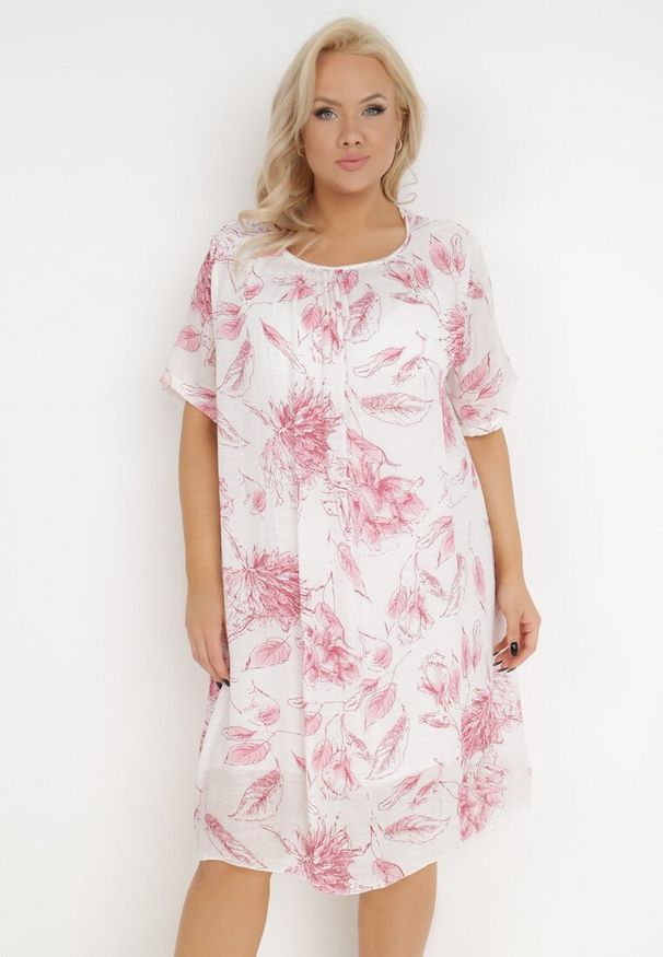 Born2be - Biało-Różowa Sukienka z Bawełny Sebaestus. Okazja: na co dzień. Kolekcja: plus size. Kolor: różowy. Materiał: bawełna. Wzór: kwiaty. Typ sukienki: dla puszystych, proste. Styl: wakacyjny, casual, klasyczny. Długość: midi