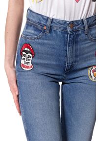 Wrangler - WRANGLER RETRO STRAIGHT BURNING GIRL W238GF11X. Wzór: aplikacja. Styl: retro