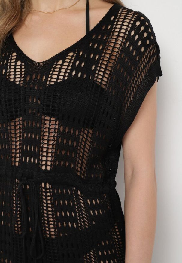 Born2be - Czarna Szydełkowa Mini Sukienka Narzutka z Rozcięciami i Sznurkiem w Pasie Dells. Kolor: czarny. Materiał: dzianina. Długość: mini