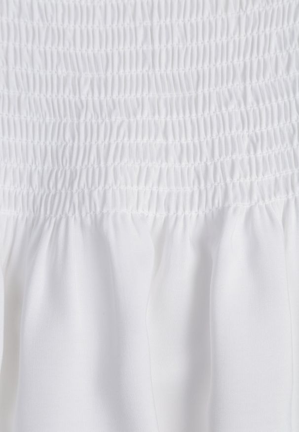 Renee - Biała Letnia Sukienka z Bawełny o Fasonie Hiszpanki z Rozkloszowanymi Falbanami Lorania. Okazja: na co dzień. Typ kołnierza: dekolt hiszpanka. Kolor: biały. Materiał: bawełna. Wzór: aplikacja. Sezon: lato. Styl: elegancki, casual