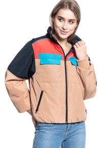 Wrangler - DAMSKA KURTKA PRZEJŚCIOWA WRANGLER UTILITY JACKET PYRAMID SAND W4Q1YJC01. Kolor: brązowy #7