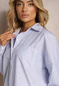 Renee - Jasnoniebieska Długa Koszula w Cienkie Paski ze Wsuwanymi Kieszeniami Buliggia. Kolor: niebieski. Długość: długie. Wzór: paski #3