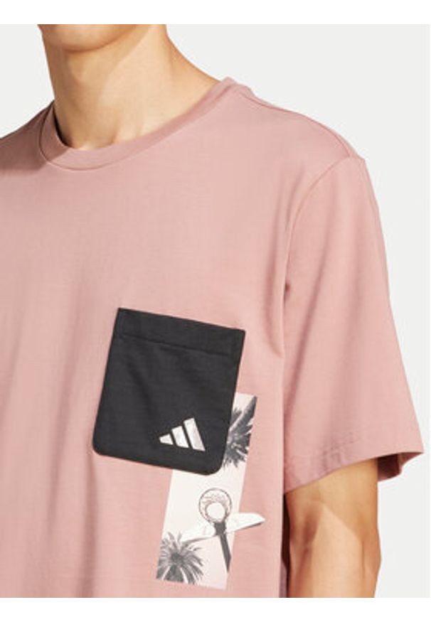 Adidas - adidas T-Shirt Lens Elevated Pocket Graphic JJ3927 Różowy Loose Fit. Kolor: różowy. Materiał: bawełna