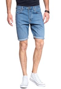 Lee - SPODENKI LEE 5 POCKET SHORT LIGHT NEWPO L73EJLKB 112120434. Okazja: na uczelnię, na co dzień. Materiał: jeans, materiał, bawełna, denim, tkanina. Długość: krótkie. Wzór: aplikacja. Sezon: lato. Styl: klasyczny, casual #1