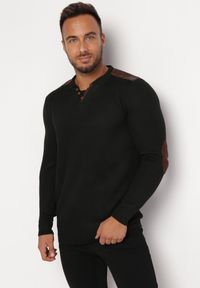 Born2be - Czarny Sweter o Klasycznym Kroju z Wełną i Ozdobnymi Łatami Cevinde. Kolor: czarny. Materiał: wełna. Sezon: jesień, zima. Styl: klasyczny #1