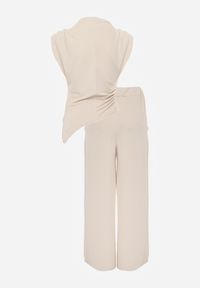 Renee - Jasnobeżowy Komplet Bluzka z Poduszkami w Ramionach i Proste Spodnie z Gumką w Pasie Divanes. Kolor: beżowy #4