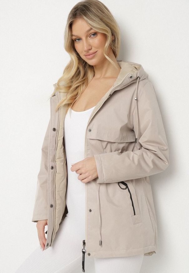 Born2be - Beżowa Kurtka Parka Dwustronna Korilea. Okazja: na co dzień. Kolor: beżowy. Wzór: gładki. Styl: klasyczny, elegancki, casual