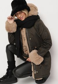 Born2be - Zielono-Beżowa Kurtka Parka z Kapturem i Odpinanymi Futerkowymi Zdobieniami Inessara. Okazja: na co dzień. Typ kołnierza: kaptur. Kolor: zielony. Materiał: skóra. Wzór: aplikacja. Styl: casual, elegancki #5