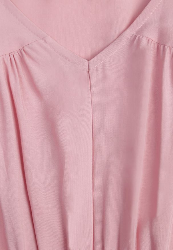 Renee - Różowa Sukienka z Wiskozy o Rozkloszowanym Kroju z Falbanami Jonmy. Okazja: na co dzień. Typ kołnierza: dekolt w serek. Kolor: różowy. Wzór: gładki, aplikacja. Typ sukienki: proste. Materiał: wiskoza. Długość rękawa: krótki rękaw. Sezon: lato. Styl: casual, elegancki. Długość: midi