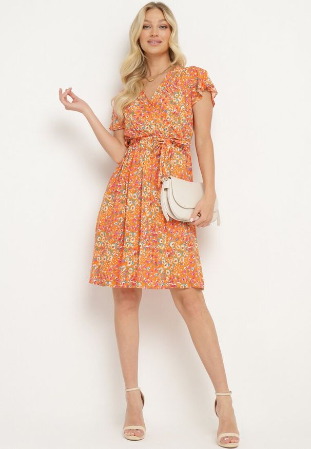 Born2be - Pomarańczowa Wiskozowa Kopertowa Sukienka Wiązana Materiałowym Sznurkiem z Gumką w Talii Zanlea. Typ kołnierza: dekolt w kształcie V. Kolor: pomarańczowy. Materiał: wiskoza, materiał. Długość rękawa: krótki rękaw. Sezon: lato. Typ sukienki: kopertowe
