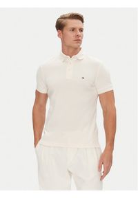 TOMMY HILFIGER - Tommy Hilfiger Polo 1985 MW0MW17771 Beżowy Slim Fit. Typ kołnierza: polo. Kolor: beżowy. Materiał: bawełna #1
