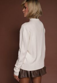Renee - Biały Gładki Sweter z Półgolfem z Dzianiny z Wełną i Wiskozą Zaiara. Okazja: na co dzień. Kolor: biały. Materiał: wełna, wiskoza, dzianina. Długość rękawa: długi rękaw. Długość: długie. Wzór: gładki. Styl: klasyczny, casual #3