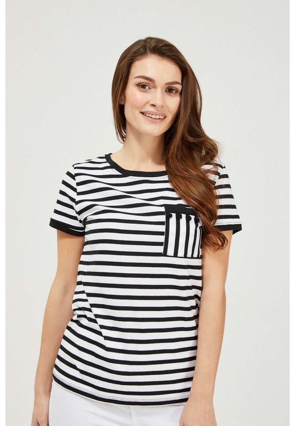 MOODO - Bawełniany t-shirt w paski. Materiał: bawełna. Długość rękawa: krótki rękaw. Długość: krótkie. Wzór: paski
