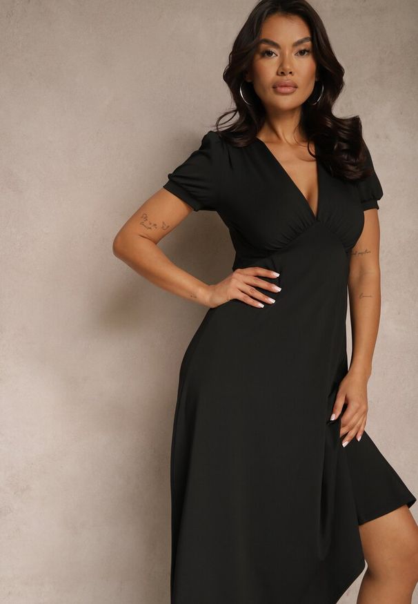 Renee - Czarna Rozkloszowana Sukienka z Wiskozą Koktajlowa z Poduszkami w Ramionach Mimiza. Okazja: na imprezę. Typ kołnierza: dekolt w kształcie V. Kolor: czarny. Materiał: wiskoza. Długość rękawa: krótki rękaw. Sezon: lato. Typ sukienki: rozkloszowane. Styl: wizytowy