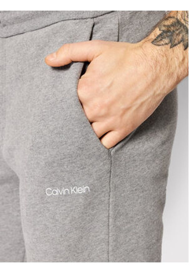 Calvin Klein Spodnie dresowe Small Logo K10K107954 Szary Regular Fit. Kolor: szary. Materiał: bawełna