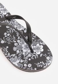Renee - Czarne Japonki Basenowe z Ozdobną Wkładką w Kwiaty Metone. Okazja: na co dzień. Kolor: czarny. Wzór: kwiaty. Sezon: lato. Styl: wakacyjny, casual #4