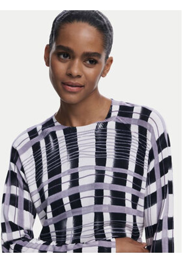 Desigual Sweter Noruega 25WWJF41 Czarny Regular Fit. Kolor: czarny. Materiał: wiskoza