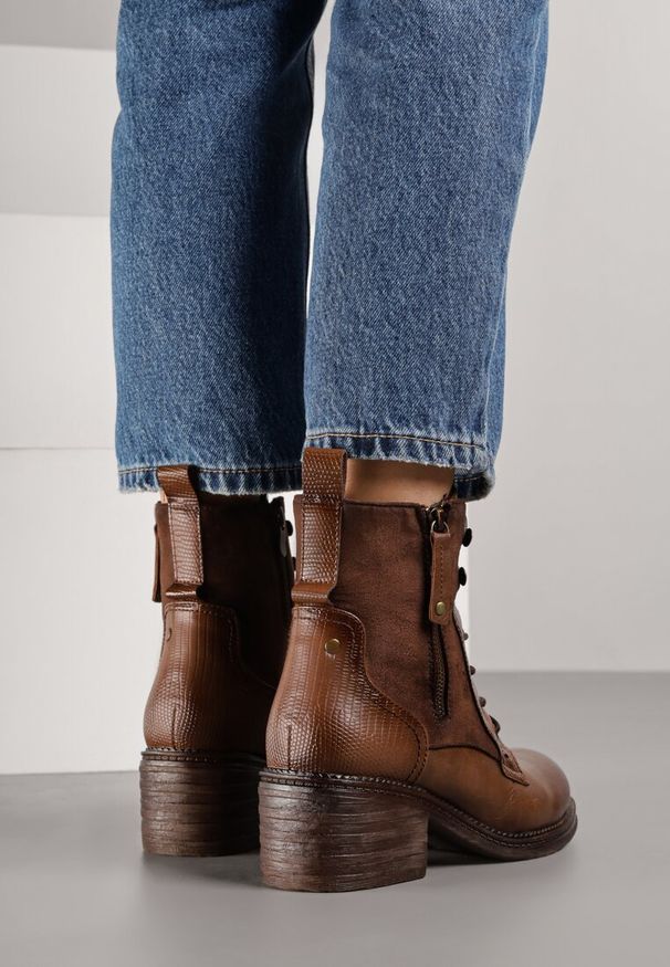 Born2be - Brązowe Botki Trzewiki na Klockowym Obcasie Zdobione Suwakiem Salittea. Okazja: do pracy, na spotkanie biznesowe, na co dzień. Kolor: brązowy. Materiał: jeans, dzianina. Wzór: aplikacja. Obcas: na obcasie. Styl: biznesowy, elegancki, casual. Wysokość obcasa: średni