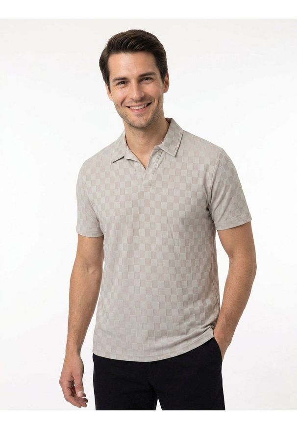 Męska Koszulka Polo z Dekoltem Bez Guzików - Brave Soul - Beżowa. Okazja: na co dzień. Typ kołnierza: polo. Kolor: beżowy, wielokolorowy, brązowy. Materiał: elastan, poliester. Styl: casual