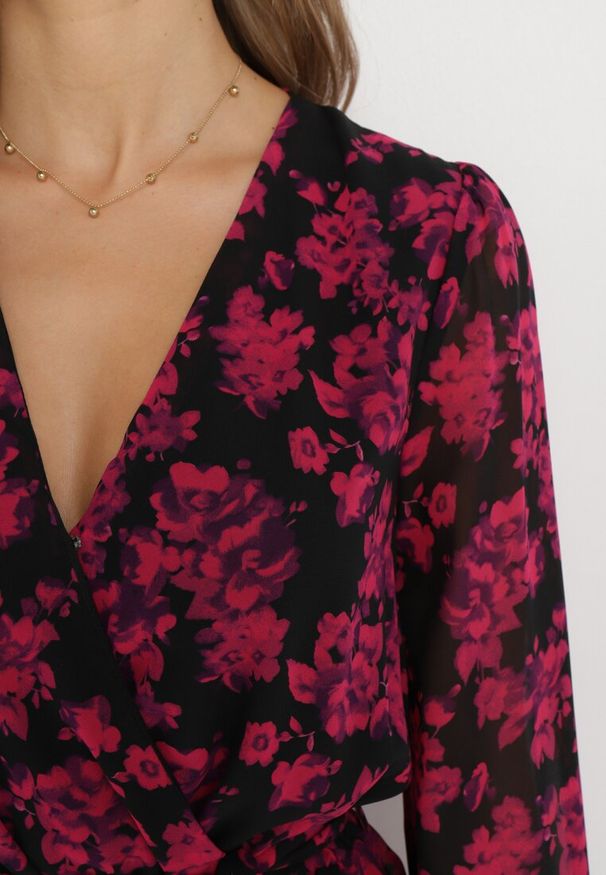 Born2be - Różowa Rozkloszowana Mini Sukienka w Kwiaty z Trójkątnym Dekoltem i Falbankami Cehamla. Typ kołnierza: kołnierz z falbankami. Kolor: różowy. Materiał: materiał. Wzór: kwiaty. Typ sukienki: kopertowe. Długość: mini