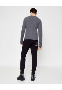 Versace Jeans Couture - VERSACE JEANS COUTURE - Wełniany sweter z haftem. Kolor: szary. Materiał: wełna. Długość rękawa: długi rękaw. Długość: długie. Wzór: haft. Styl: sportowy #4